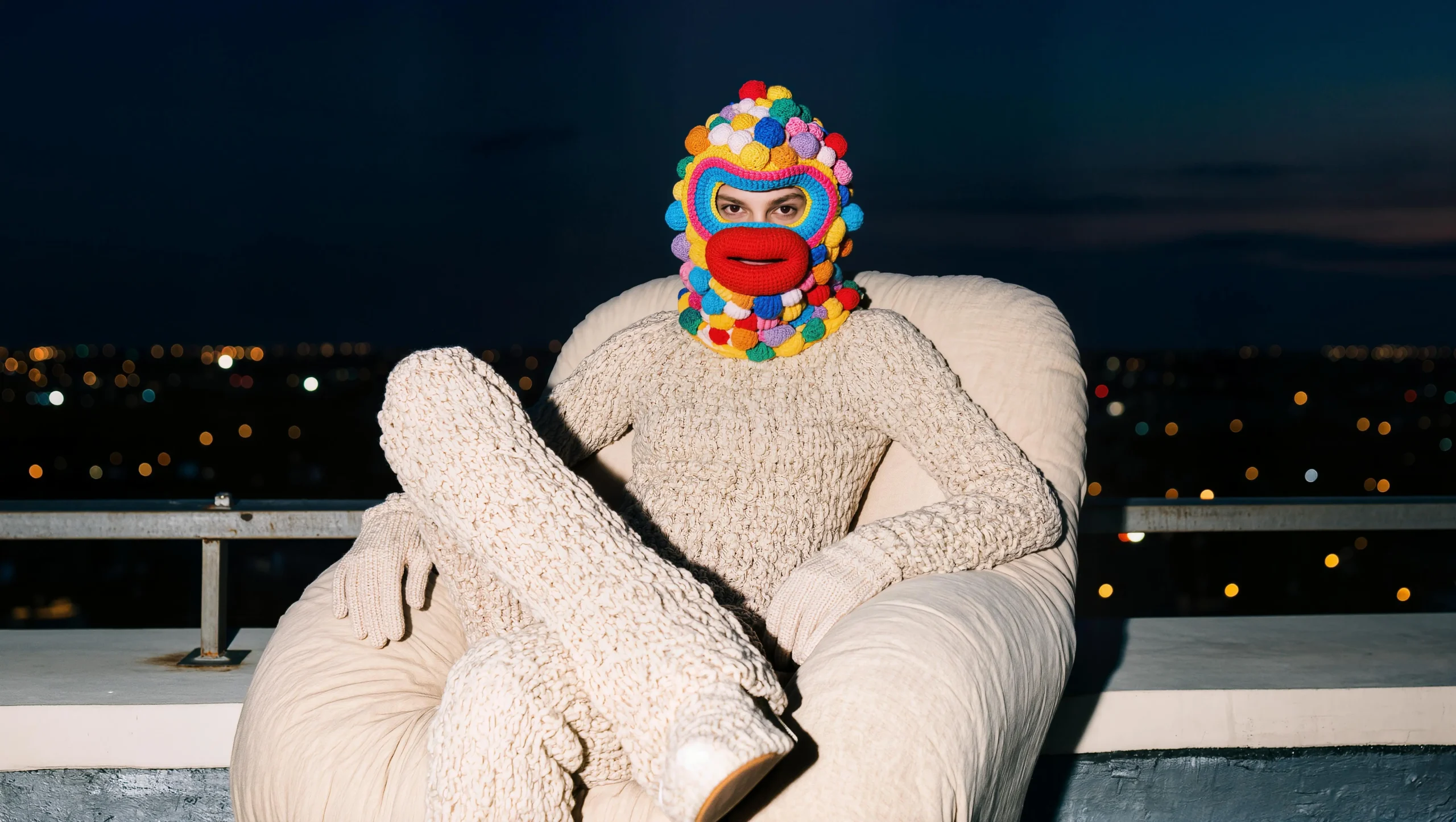 Technicien événementiel préparant un mélange de concentré mousse dans un atelier